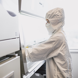 斯帕克治疗公司基因治疗生产工厂的穿着长袍的操作raybetapp下载员