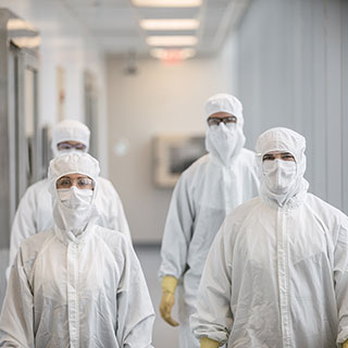 Spark Therapeutics基因治疗生产raybetapp下载工厂穿着长袍的操作人员